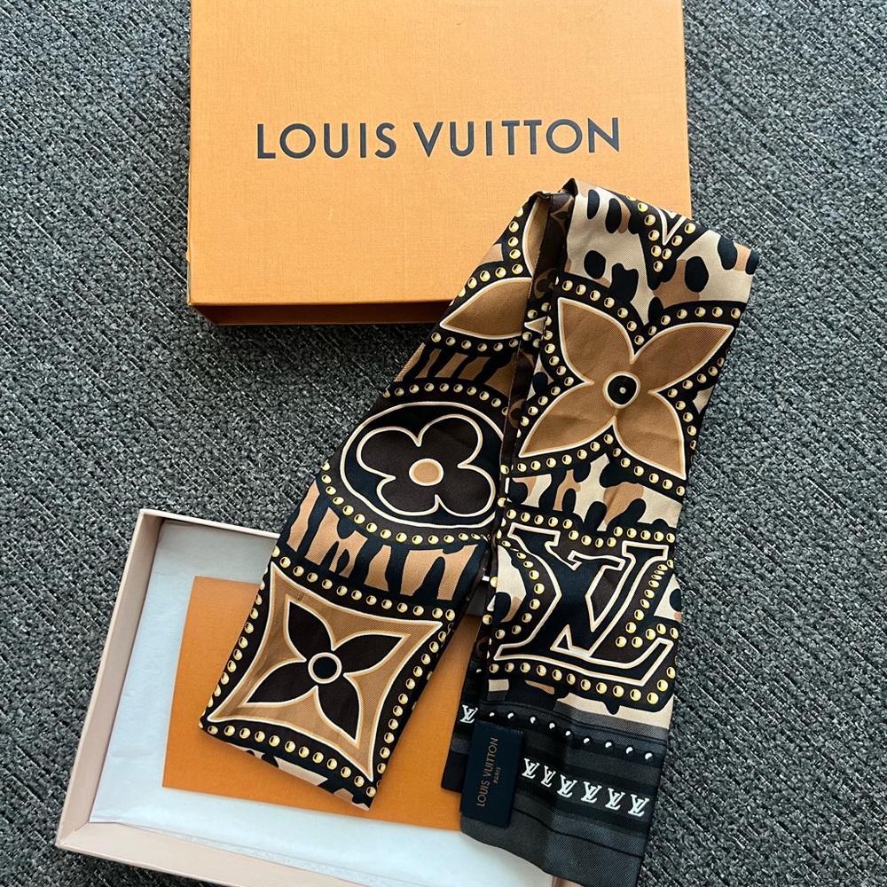 Louis Vuitton Elegant Black and Gold Scarf - Picture 4 of 4